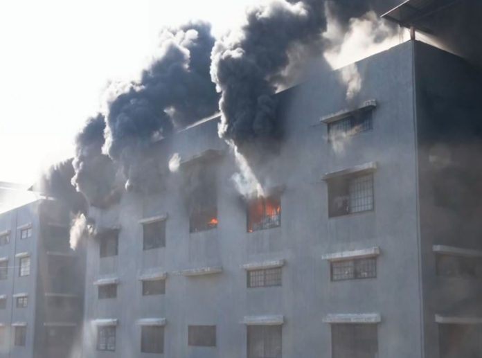 गुजरात : सूरत के राज टेक्सटाइल मार्केट में लगी भीषण आग गुजरात : सूरत के राज टेक्सटाइल मार्केट में लगी भीषण आग