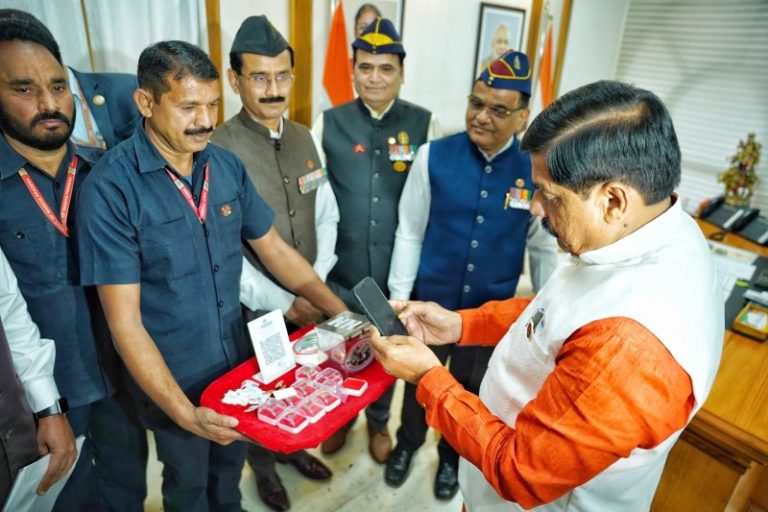 मध्य प्रदेश के सीएम मोहन यादव ने सशस्त्र सेना झंडा दिवस 2025 पर सैनिकों के कल्याण के लिए 11,000 रुपये का योगदान दिया