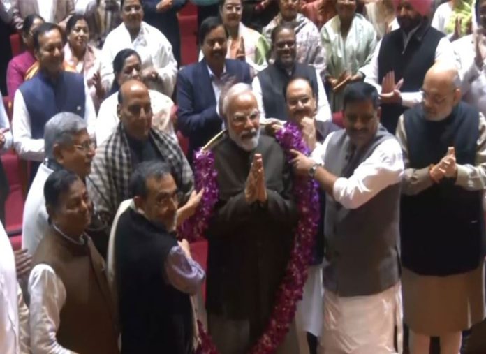 एनडीए संसदीय बैठक में एनडीए नेताओं ने पीएम मोदी का अभिनंदन किया एनडीए संसदीय बैठक में एनडीए नेताओं ने पीएम मोदी का अभिनंदन किया