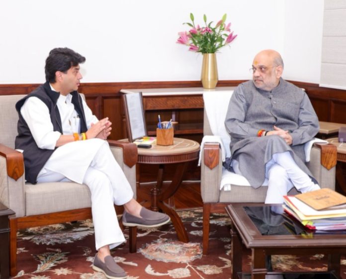 नई दिल्ली : केंद्रीय मंत्री ज्योतिरादित्य सिंधिया ने केंद्रीय गृह मंत्री अमित शाह से की मुलाकात