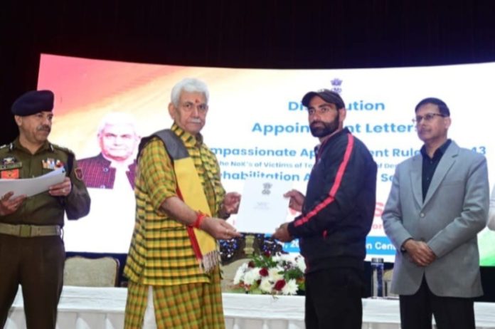 जम्मू-कश्मीर : उपराज्यपाल मनोज सिन्हा ने आतंकवाद के पीड़ितों के 41 परिजनों को नियुक्ति पत्र सौंपे जम्मू-कश्मीर : उपराज्यपाल मनोज सिन्हा ने आतंकवाद के पीड़ितों के 41 परिजनों को नियुक्ति पत्र सौंपे