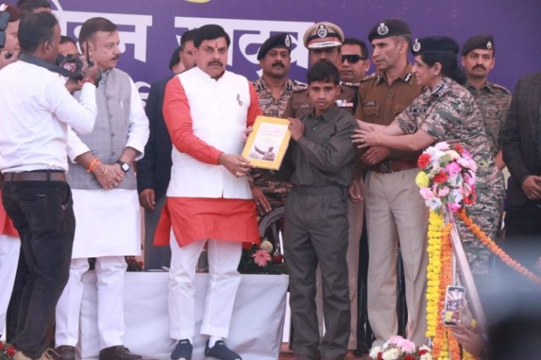 मध्य प्रदेश में 77 लाख रुपये के इनामी कमांडर समेत 10 नक्सलियों ने किया आत्मसमर्पण