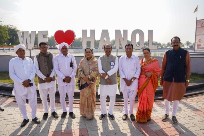 केंद्रीय कृषि मंत्री शिवराज सिंह चौहान ने गुजरात के हणोल गांव में ‘आत्मनिर्भर हणोल महोत्सव–2026’ में भाग लिया