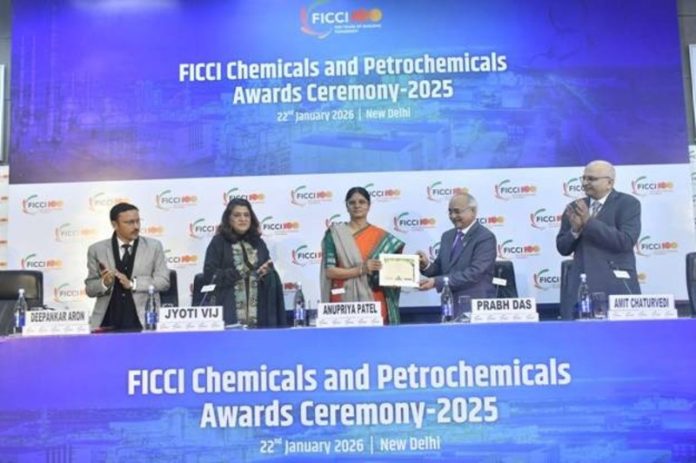 रसायन एवं पेट्रोकेमिकल्स विभाग (डीसीपीसी) ने नई दिल्ली में 14वें एफआईसीसीआई रसायन एवं पेट्रोकेमिकल्स पुरस्कार 2025 का किया आयोजन