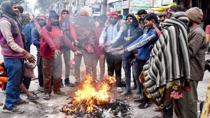 उत्तर भारत में 'कोल्ड वेव' का अलर्ट, दिल्ली से यूपी तक पारा गिरा, पंजाब में तापमान 0°C दर्ज