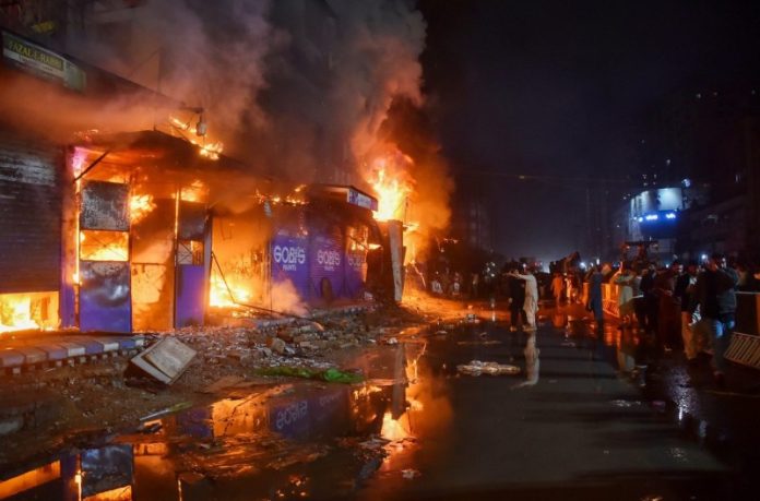 पाकिस्तान : कराची के गुल प्लाजा में भीषण आग, 26 की मौत और 81 के लापता होने की खबर