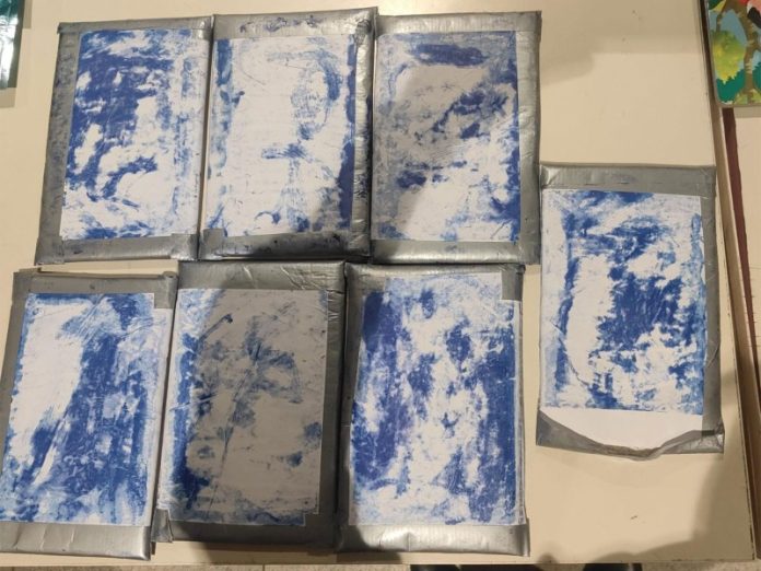 बेंगलुरु : केम्पेगौड़ा अंतरराष्ट्रीय हवाई अड्डे पर सीमा शुल्क विभाग ने 38.60 करोड़ रुपये मूल्य की 7.72 किलोग्राम कोकीन जब्त की, एक गिरफ्तार बेंगलुरु : केम्पेगौड़ा अंतरराष्ट्रीय हवाई अड्डे पर सीमा शुल्क विभाग ने 38.60 करोड़ रुपये मूल्य की 7.72 किलोग्राम कोकीन जब्त की, एक गिरफ्तार