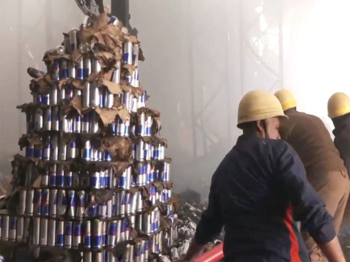 पश्चिम बंगाल : कोलकाता के आनंदपुर स्थित एक विनिर्माण इकाई में आग लगने से कम से कम तीन लोगों की मौत की खबर