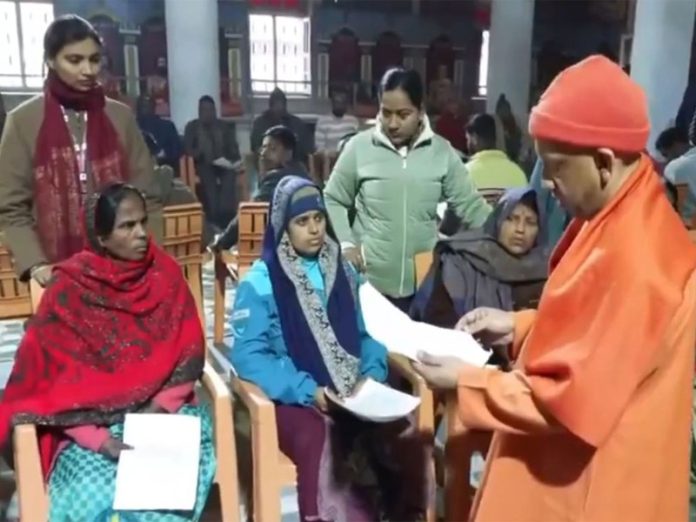 उप्र : सीएम योगी ने गोरखपुर में 'जनता दर्शन' किया उप्र : सीएम योगी ने गोरखपुर में 'जनता दर्शन' किया