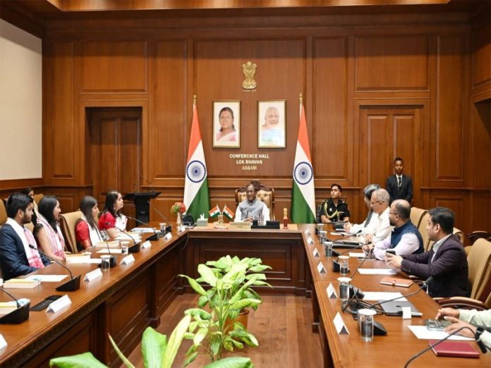 असम के राज्यपाल ने गुवाहाटी में आईएफएस प्रशिक्षुओं से बातचीत की