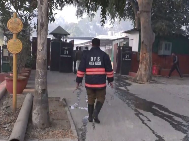 नई दिल्ली में भाजपा सांसद रवि शंकर प्रसाद के आवास पर लगी आग