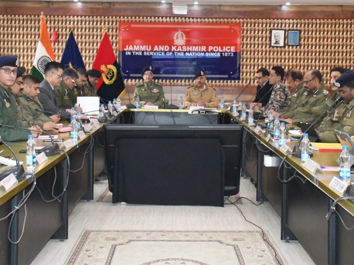 गणतंत्र दिवस से पहले जम्मू-कश्मीर के डीजीपी ने सुरक्षा समीक्षा बैठक की अध्यक्षता की