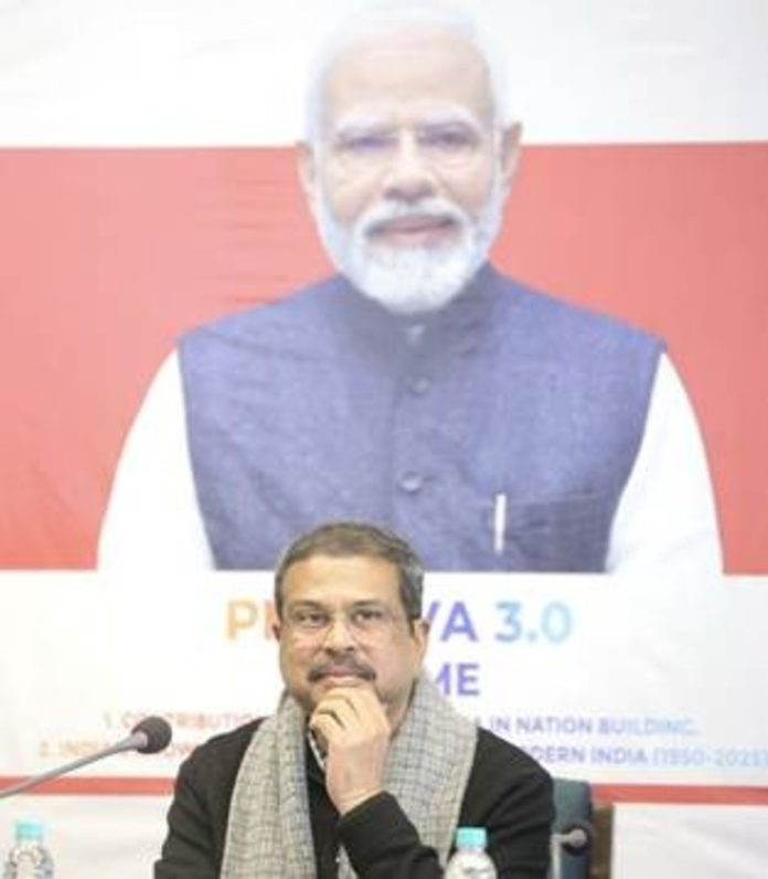 केंद्रीय शिक्षा मंत्री धर्मेंद्र प्रधान ने नई दिल्ली विश्व पुस्तक मेले 2026 में पीएम-युवा 3.0 लेखकों से की बातचीत