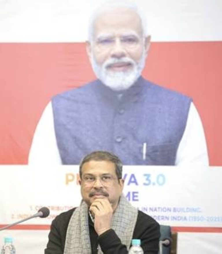 केंद्रीय शिक्षा मंत्री धर्मेंद्र प्रधान ने नई दिल्ली विश्व पुस्तक मेले 2026 में पीएम-युवा 3.0 लेखकों से की बातचीत