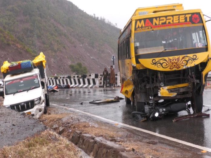 जम्मू-कश्मीर : उधमपुर में एक बस और पिकअप ट्रक की टक्कर में सीआरपीएफ जवान समेत 4 की मौत की खबर जम्मू-कश्मीर : उधमपुर में एक बस और पिकअप ट्रक की टक्कर में सीआरपीएफ जवान समेत 4 की मौत की खबर