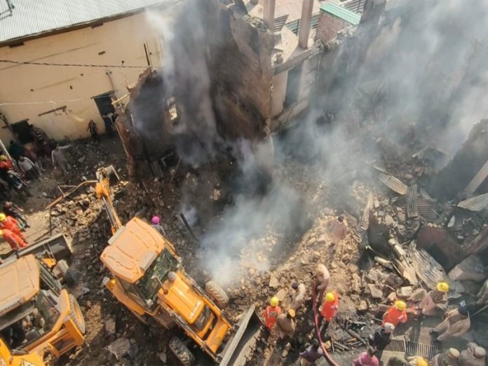 हिमाचल प्रदेश : सोलन में आग लगने की घटना में एक की मौत और 9 अन्य के फंसे होने की खबर