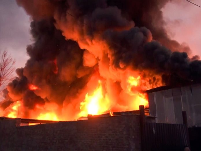 दिल्ली : कपाशेरा राजोकरी सीमा के पास स्थित पॉलिथीन गोदाम में लगी भीषण आग