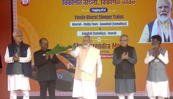 पीएम मोदी ने मालदा से भारत की पहली वंदे भारत स्लीपर ट्रेन को हरी झंडी दिखाकर किया रवाना