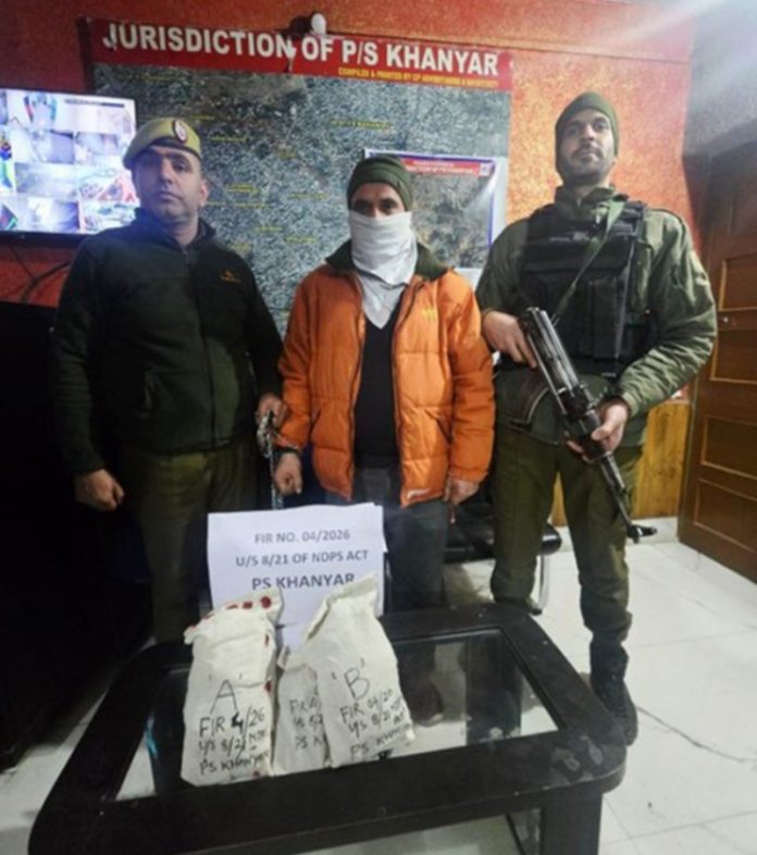 श्रीनगर पुलिस ने कुख्यात ड्रग तस्कर को किया गिरफ्तार, 1.6 किलोग्राम हेरोइन बरामद की