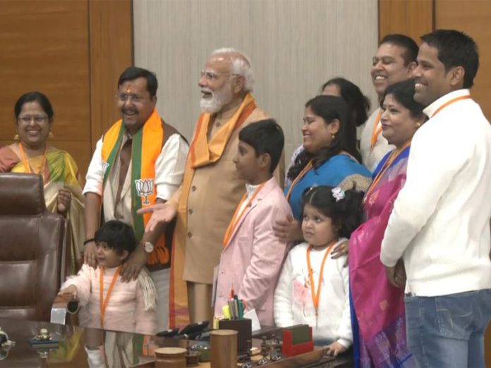 पीएम मोदी ने भाजपा मुख्यालय में पार्टी के राष्ट्रीय अध्यक्ष नितिन नबीन के परिवार से की मुलाकात