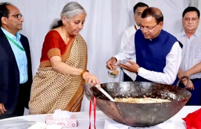 केंद्रीय बजट 2026-27 की तैयारियों का अंतिम चरण आज नई दिल्ली में ‘हलवा समारोह’ के साथ हुआ शुरू केंद्रीय बजट 2026-27 की तैयारियों का अंतिम चरण आज नई दिल्ली में ‘हलवा समारोह’ के साथ हुआ शुरू