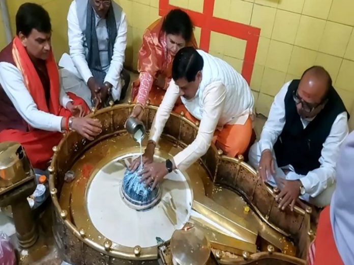 मप्र : सीएम मोहन यादव ने उज्जैन के बृहस्पति गुरुदेव मंदिर में पूजा-अर्चना की मप्र : सीएम मोहन यादव ने उज्जैन के बृहस्पति गुरुदेव मंदिर में पूजा-अर्चना की
