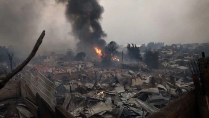 चिली के जंगलों में भीषण आग से 18 लोगों की मौत की खबर , 20 हजार बेघर; इमरजेंसी घोषित