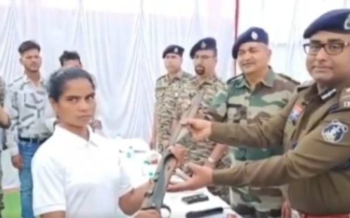 छत्तीसगढ़ : एक महिला समेत 9 माओवादियों ने किया आत्मसमर्पण