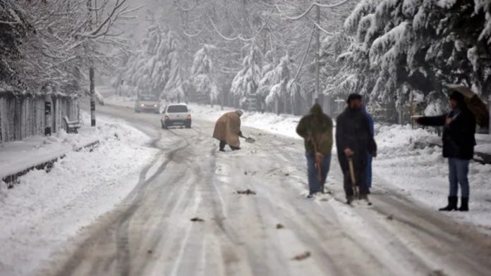 अमेरिका में जमीन से आसमान तक बर्फीले तूफान का कहर, पांच हजार से ज्यादा उड़ानें रद्द, 28 की मौत की खबर