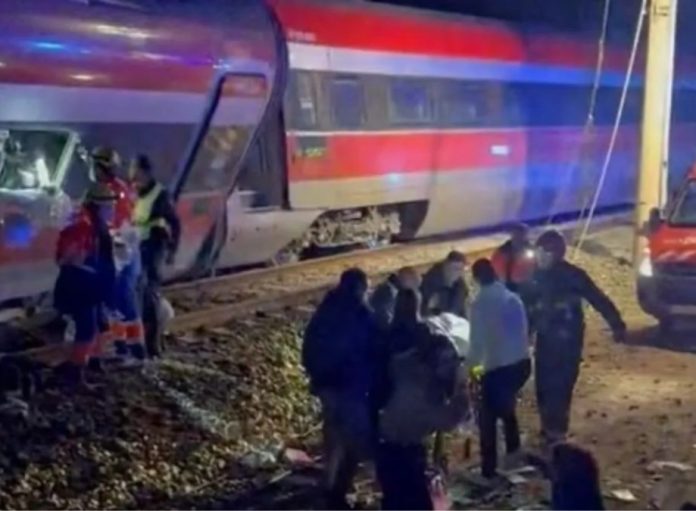 स्पेन में दो हाई-स्पीड ट्रेनों की भिड़ंत, 21 लोगों की मौत और 73 के घायल होने की खबर