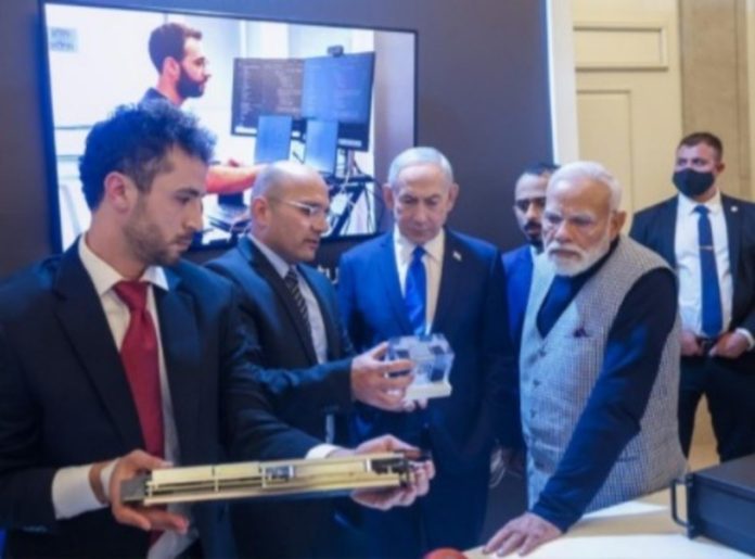 इजराइली पीएम के साथ पीएम मोदी ने किया प्रौद्योगिकी प्रदर्शनी का अवलोकन