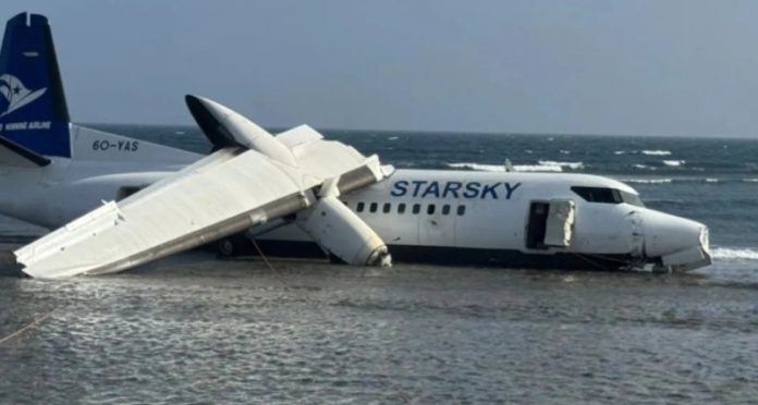 सोमालिया में आपातकालीन लैंडिंग के दौरान हादसा, रनवे से फिसलकर समुद्र तट पर गिरा विमान सोमालिया में आपातकालीन लैंडिंग के दौरान हादसा, रनवे से फिसलकर समुद्र तट पर गिरा विमान