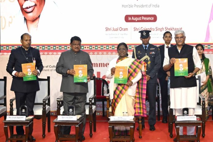 राष्ट्रपति मुर्मू ने अलचिकि लिपि के शताब्दी महोत्सव का किया उद्घाटन राष्ट्रपति मुर्मू ने अलचिकि लिपि के शताब्दी महोत्सव का किया उद्घाटन