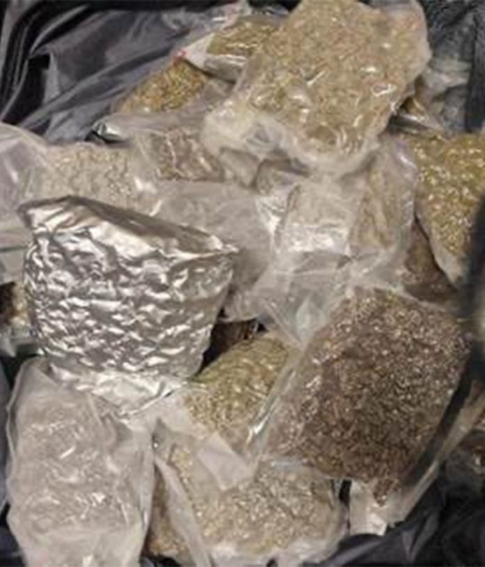 बेंगलुरु : केम्पेगौड़ा अंतरराष्ट्रीय हवाई अड्डे पर 6.5 करोड़ रुपये मूल्य का 18.6 किलोग्राम गांजा किया गया जब्त बेंगलुरु : केम्पेगौड़ा अंतरराष्ट्रीय हवाई अड्डे पर 6.5 करोड़ रुपये मूल्य का 18.6 किलोग्राम गांजा किया गया जब्त