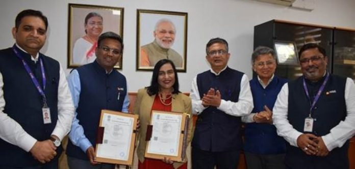 डाक विभाग और नेशनल स्टॉक एक्सचेंज ऑफ इंडिया लिमिटेड ने भारतीय डाक के माध्यम से म्यूचुअल फंड में निवेश के लिए समझौता ज्ञापन पर हस्ताक्षर किए