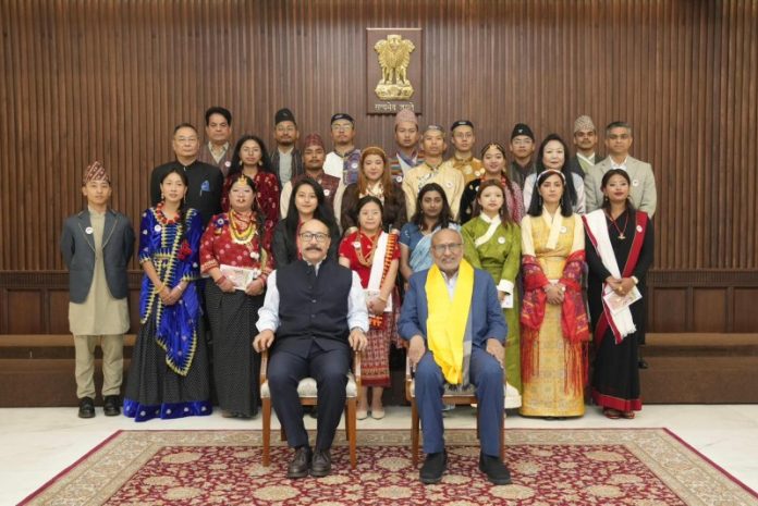 उपराष्‍ट्रपति सी. पी. राधाकृष्‍णन ने दार्जिलिंग युवा संघ के सदस्यों से की बातचीत