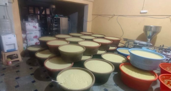 तेलंगाना : मिलावटी अदरक और लहसुन का पेस्ट बनाने और बेचने के आरोप में एक व्यक्ति गिरफ्तार