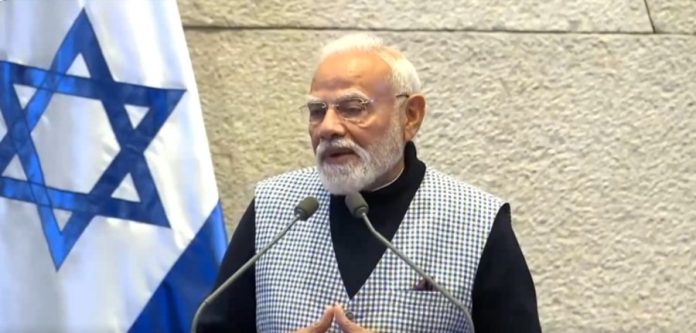 आतंकवाद से लड़ाई में भारत पूरी मजबूती और विश्वास से इजरायल के साथ खड़ा है : पीएम मोदी आतंकवाद से लड़ाई में भारत पूरी मजबूती और विश्वास से इजरायल के साथ खड़ा है : पीएम मोदी