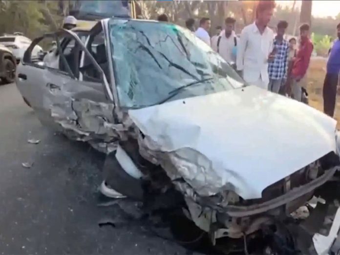 कर्नाटक : तुमकुरु के पास तीन वाहनों की टक्कर में 2 लोगों की मौत की खबर