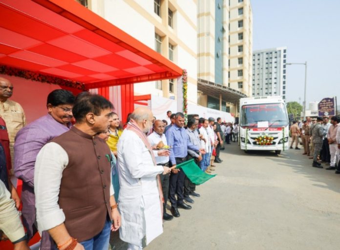 केंद्रीय गृह मंत्री अमित शाह ने अहमदाबाद में मोबाइल रक्त संग्रह वैन को हरी झंडी दिखाकर किया रवाना