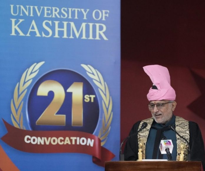 उपराष्ट्रपति सीपी राधाकृष्णन ने कश्मीर विश्वविद्यालय के 21वें दीक्षांत समारोह को किया संबोधित उपराष्ट्रपति सीपी राधाकृष्णन ने कश्मीर विश्वविद्यालय के 21वें दीक्षांत समारोह को किया संबोधित