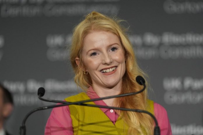 इंग्लैंड में ग्रीन पार्टी उम्मीदवार हन्ना स्पेंसर को गॉर्टन और डेंटन के चुनाव में विजेता घोषित किया गया इंग्लैंड में ग्रीन पार्टी उम्मीदवार हन्ना स्पेंसर को गॉर्टन और डेंटन के चुनाव में विजेता घोषित किया गया