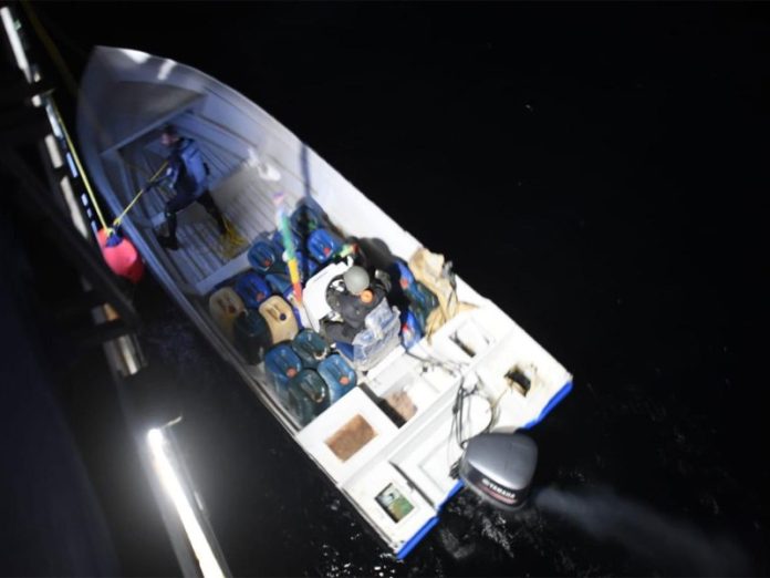 भारतीय तटरक्षक बल और गुजरात एटीएस ने 203 किलोग्राम रवादार मादक पदार्थ से लदी स्पीड बोट को पकड़ा भारतीय तटरक्षक बल और गुजरात एटीएस ने 203 किलोग्राम रवादार मादक पदार्थ से लदी स्पीड बोट को पकड़ा