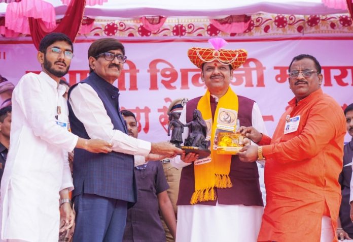 महाराष्ट्र : छत्रपति शिवाजी महाराज की जयंती पर उत्सव का माहौल, सीएम देवेंद्र फडणवीस ने जन्मोत्सव में लिया हिस्सा