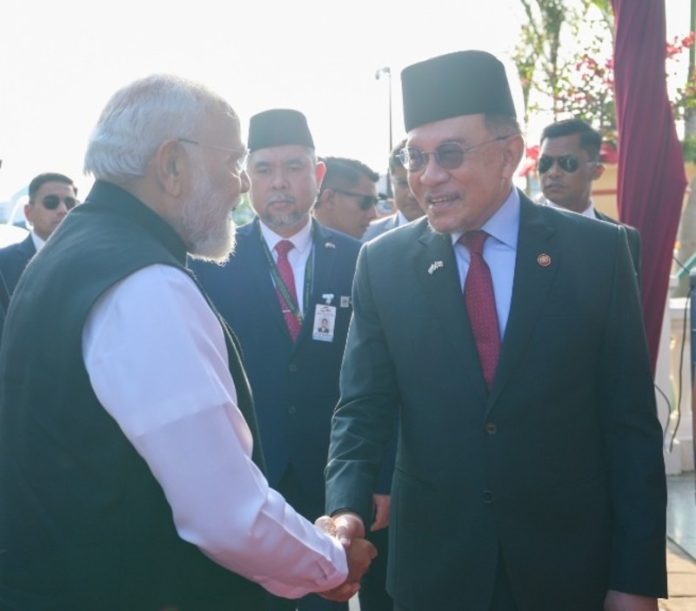 पीएम मोदी और मलेशिया के पीएम अनवर इब्राहिम ने कुआलालंपुर में वार्ता की