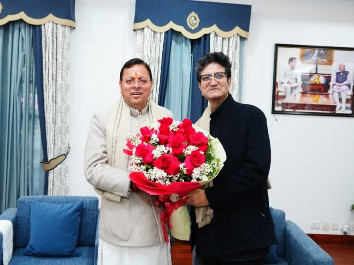 उत्तराखंड के सीएम धामी ने देहरादून में सीबीएफसी अध्यक्ष प्रसून जोशी से की मुलाकात