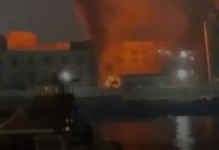 मुंबई : नेवल डॉकयार्ड में लगी आग पर पाया गया काबू, कोई हताहत नहीं मुंबई : नेवल डॉकयार्ड में लगी आग पर पाया गया काबू, कोई हताहत नहीं