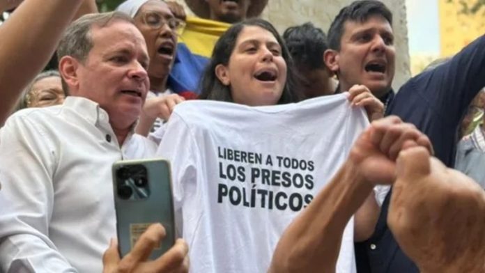 अमेरिकी दबाव के बाद वेनेजुएला ने विपक्षी नेता जुआन गुआनिपा को जेल से किया रिहा अमेरिकी दबाव के बाद वेनेजुएला ने विपक्षी नेता जुआन गुआनिपा को जेल से किया रिहा