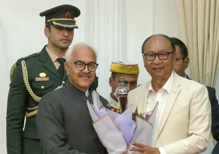 भाजपा के युमनाम खेमचंद सिंह ने मणिपुर के मुख्यमंत्री के रूप में शपथ ली