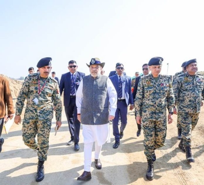 केन्द्रीय गृह मंत्री अमित शाह ने अपने जम्मू दौरे पर आज भारत-पाकिस्तान बॉर्डर पर स्थित ‘गुरनाम’ और 'बोबिया' बॉर्डर आउट पोस्ट का दौरा किया